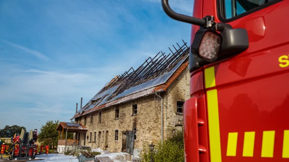 Nicht mehr bewohnbar: Das Bauernhaus in Oberneinhagen ist einem Brand zum Opfer gefallen. Die Feuerwehr konnte verhindern, dass die Flammen auf benachbarte Geb&auml;ude &uuml;bergesprungen sind. - &copy; FreitagTV