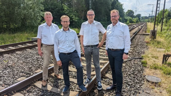 Die B&uuml;rgermeister Frank Meier (Extertal, von links), Borris Ortmeier (Barntrup), Markus Baier (Lemgo) und Friso Veldink (D&ouml;rentrup) setzen sich daf&uuml;r ein, dass auf den Bahngleisen zwischen Lemgo-L&uuml;ttfeld und Barnturp wieder Z&uuml;ge fahren. - &copy; Stadt Barntrup