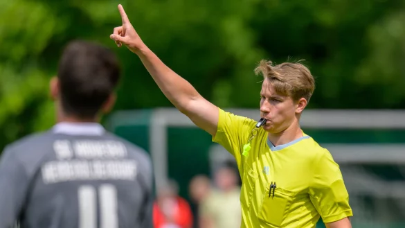 Henry Schr&ouml;der (FLVW-Kreis Detmold) steigt als Schiedsrichter in die Regionalliga West (4. Liga) auf. Foto: Egon Penner. - &copy; EGON PENNER