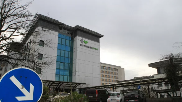 Die dunklen Wolken über dem Klinikum wollen einfach nicht weichen. - © Martin Hostert