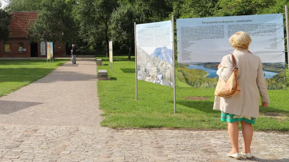 Das Museum f&uuml;r westf&auml;lische Literatur im Kulturgut Haus Nottbeck erg&auml;nzt den aktuellen Trend zum Wandern mit der Ausstellung einer literarischen Wanderlandschaft auf dem Gel&auml;nde des ehemaligen Ritterguts. - &copy; Dana Vinnenberg
