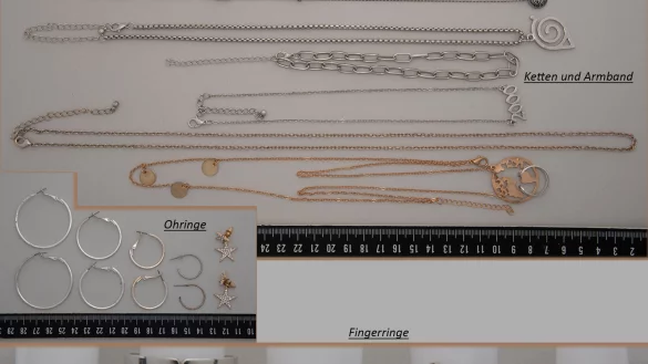 Die Polizei sucht Hinweise darauf wo dieser sichergestellte Schmuck herstammt. - &copy; Polizei Lippe/Sonja Thelaner