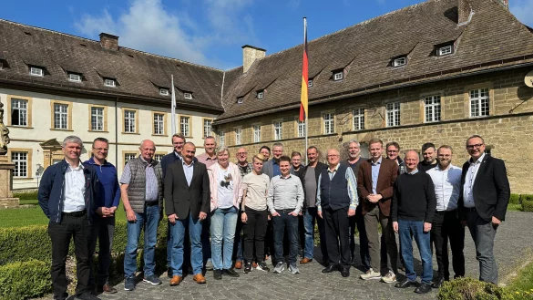 Mitglieder der CDU/Aufbruch C-Fraktion und B&uuml;rgermeister Markus Baier tagten zwei Tage lang im Schloss Gehrden. - &copy; CDU Lemgo