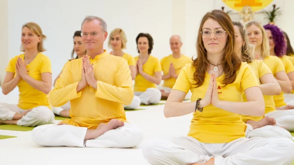 Sukadev Volker Bretz mit Yogasch&uuml;lerinnen: "Wir m&uuml;ssen mit der Insolvenz rechnen." - &copy; chandrashekara@burandt.net