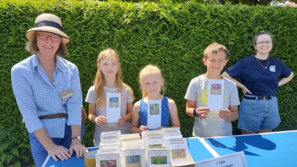 Die mit Fotos und Informationen bedruckten Sament&uuml;tchen verkaufen Grundsch&uuml;ler am Tag des offenen Gartens. Die 1,50 Euro pro T&uuml;te gehen in die Kasse des F&ouml;rdervereins, dessen Mitglieder seit einem Dutzend Jahren diesen Tag auf dem Bolhof mit gestaltet. - &copy; Sibylle Kemna