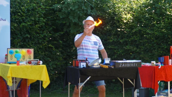 Zauberer Meiko aus Bielefeld mit seinem unterhielt die Kinder bei den Ferienspielen in Barntrup. - © KOMM e.V.