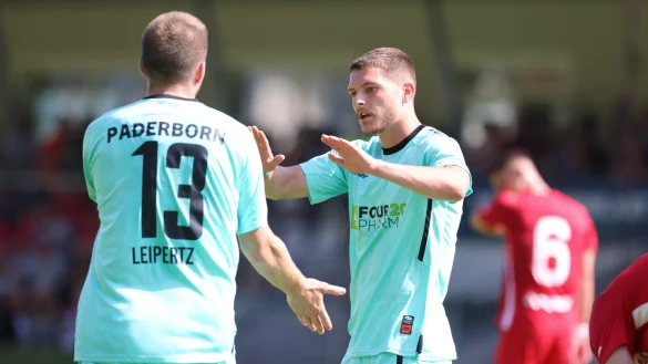 SCP-Akteur Florent Muslija setzte gegen Zabrze den Schlusspunkt zum 4:0 und bedankt sich hier beim Vorlagengeber Robert Leipertz. - &copy; Oliver Krato