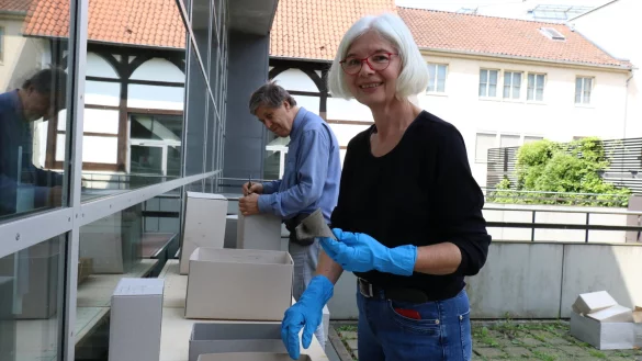 Dr. Elke Treude und J&ouml;rg Korth begutachten die beim Brand im Depot im Johannettental besch&auml;digten Objekte, darunter auch St&uuml;cke von den Ausgrabungen der Falkenburg. - &copy; Alexandra Schaller