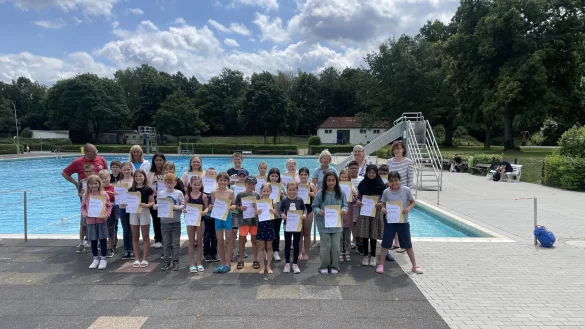 Stolz zeigen die Kinder ihre Teilnehmerurkunden. - &copy; Hasso R&uuml;diger Tretow/FFWL