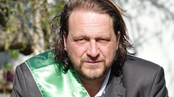 Jan Philip Scheibe ist geb&uuml;rtiger Lemgoer. Auf einer Wanderung sammelt der Perfformance-K&uuml;nstler Lebensmittel auf H&ouml;fen und in der Natur. Am Ende seiner Tour teilt er das Essen mit Besuchern. - &copy; Archivfoto: Axel B&uuml;rger