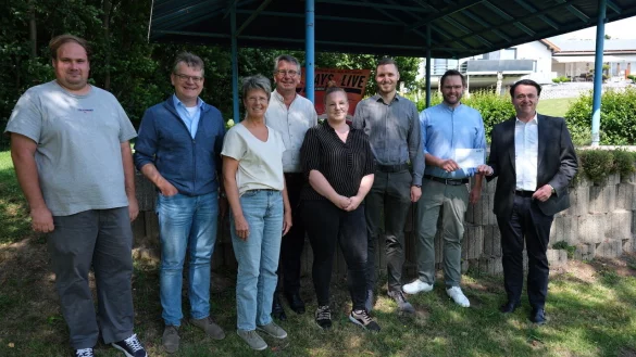 Das Organisationsteam freut sich im Freibad Belle auf das dreit&auml;gige Programm. Ohne Sponosren w&auml;re es nicht m&ouml;glich gewesen. Filialdirektor Markus Zimmermann (ganz rechts) vom VRK, Versicherer im Raum der Kirchen, brachte einen Scheck in H&ouml;he von 1000 Euro mit. - &copy; Sven Koch