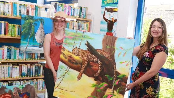 &Uuml;ber die Bilder haben sich Katharina Dyck (links) und Katharina Harms kennengelernt. In der Gemeindeb&uuml;cherei wurde der &bdquo;Schlafende Leopard&ldquo; &uuml;bergeben. - &copy; Knut Dinter