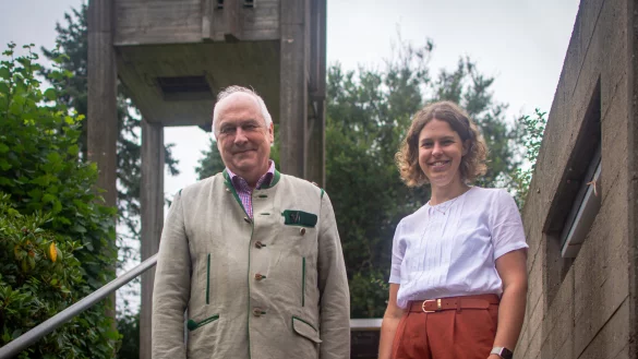 Die Kirchenvorstandsmitglieder Julius von Rotenhan und Mareike Lesemann. Im Hintergrund der sanierungsbed&uuml;rftige Glockenturm - nur eine von vielen Baustellen der Remmighauser Friedenskirche. - &copy; Raphael Bartling