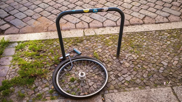 R&auml;der sollten immer am Rahmen angeschlossen werden, nie nur am Rad. - &copy; Peter Kneffel