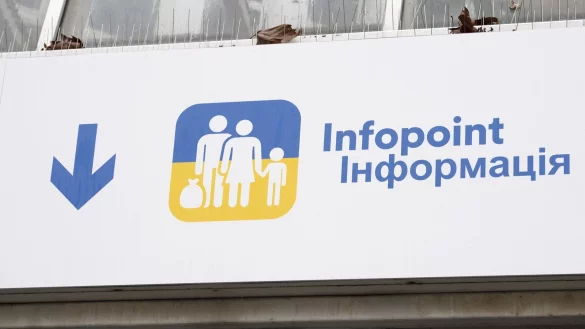 Ein Hinweisschild zu einer Infostelle f&uuml;r gefl&uuml;chtete Menschen aus der Ukraine. - &copy; picture alliance / Sven Simon