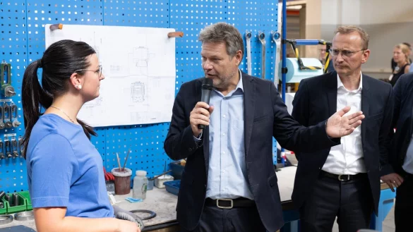 Bei seiner Sommerreise in einer Werkhalle der Flender Industriegetriebe GmbH gibt sich Robert Habeck wieder nahbar - so wie fr&uuml;her. - &copy; Sebastian Kahnert
