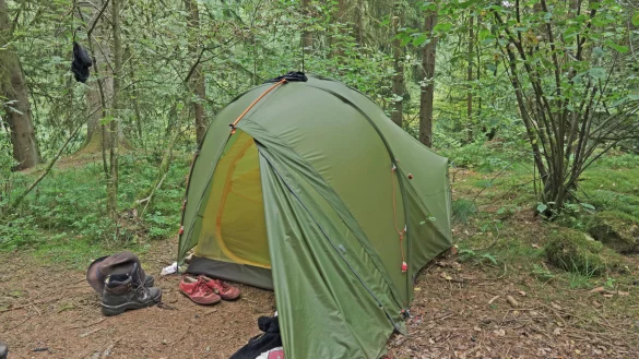 Lager wie diese finden Mitarbeiter des Landesverbandes und Aktive der Schutzgemeinschaft Externsteine regelm&auml;&szlig;ig ein bis zwei Mal pro Woche mitten im Wald. Manchmal sieht es auch noch viel schlimmer aus, wei&szlig; Revierf&ouml;rster Jens Tegtmeier. - &copy; Robin J&auml;hne