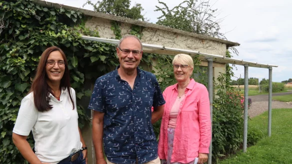 Heidrun Steffen (rechts) und ihr Ehemann Karl Heinz zeigen, was aus den Tomatensamen geworden ist, die sie sich aus der Saatgutbibliothek der Gemeindeb&uuml;cherei geholt haben. Deren Leiterin Kerstin Koppmann hat die Saatgutbibliothek nach Leopoldsh&ouml;he geholt. Foto: Birgit Guhlke - &copy; Birgit Guhlke