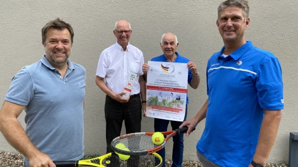 Die B&auml;lle sollen beim J&uuml;ngstenturnier fliegen. Darauf freuen sich Thorsten Liebich (von links), J&uuml;rgen Listing, Dieter Schraer und Andreas Suermann. - &copy; Sebastian Lucas