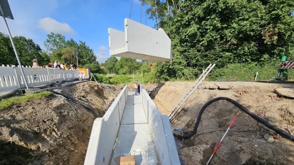Es ist ein gro&szlig;er Durchlass, den die Stadt Lage in Ehrentrup setzen l&auml;sst. 18 Meter sind es insgesamt, von denen sp&auml;ter nichts mehr zu sehen sein wird. Bei Starkregen gibt's auf jeden Fall mehr Platz f&uuml;rs Wasser. - &copy; Astrid Sewing