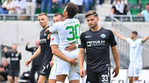W&auml;hrend der F&uuml;rther St&uuml;rmer Armindo Sieb (R&uuml;ckennummer 30) seinen 4:0-Treffer feiert, sind die SCP-Akteure Marcel Hoffmeier (r.) und Filip Bilbija sichtlich bedient. - &copy; Imago Images/Zink
