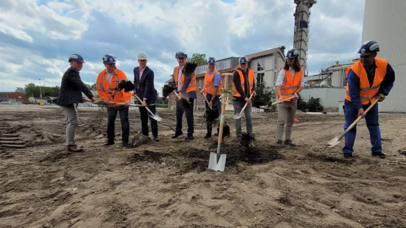 Der symbolische Spatenstich markiert den Baustart, daf&uuml;r greifen (von links) Peter-Eric Frob&ouml;se (Vorsitzender Verband der R&uuml;benanbauer im Lippe-Weser Raum), Dr. Stefan Brinker (Regionalleiter Lage), B&uuml;rgermeister Matthias Kalkreuter, Michael Schaupp (Gesch&auml;ftsf&uuml;hrer Pfeifer & Langen), Martin Corbach (Standortleiter Produktion und Technik), Projektleiter Dieter Fritzensmeier, Andr&eacute; Kiepe (kaufm&auml;nnischer Standortleiter) und Betriebsratsvorsitzender Viktor Schlaht zum Spaten. - &copy; Astrid Sewing