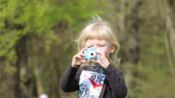 Der vierj&auml;hrige Tristan geht gerne auf Fotosafari und entdeckt dabei spannende Motive. - &copy; Freya K&ouml;hring