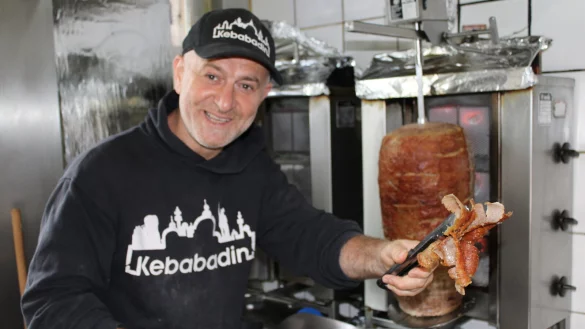 "Dönerfleisch muss die Farbe von Honig haben": Hussein Mhnna von "Kebabadin" zeigt, wie das Fleisch gebraten werden sollte. - © Nico Düllmann