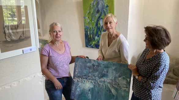 Sabine Beine (von links), Marika Cleve-Bartol und Anne Oehlers-Albertin haben die Kunstausstellung organisiert, unterst&uuml;tzt von weiteren Helfern. Sie ist jetzt vier Wochen lang zu sehen - jeweils am Wochenende. - &copy; Cordula Gr&ouml;ne