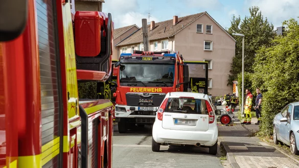 Die Feuerwehr r&uuml;ckt mit mehreren Trupps in das Detmolder Wohngebiet aus. - &copy; Freitag-TV