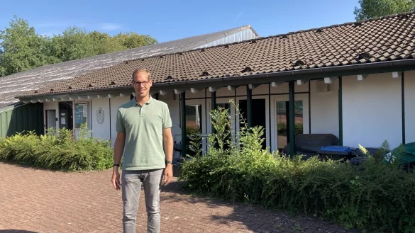 Tim Hagemeier, Vorsitzender des Tennisclubs Gr&uuml;n-Wei&szlig; Bad Meinberg, sch&auml;tzt die Anlage am W&auml;llenweg und hofft, dass der Verein sie weiter nutzen kann. - &copy; Cordula Gr&ouml;ne