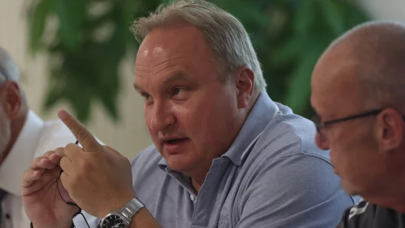 Die Augen richten sich auf Volker Dierk, der die Spielpl&auml;ne erstellt. - &copy; Sebastian Lucas