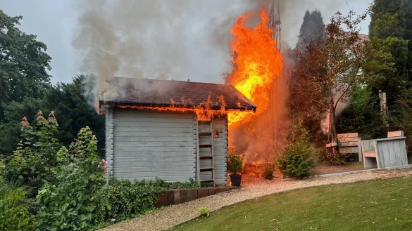 Diese Sauna stand in Bösingfeld in Flammen. - © Löschzug Bösingfeld