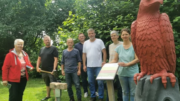 Freuen sich auf viele G&auml;ste der Ausstellung "Demonstrationszug der Tiere" im Entruper Park: (von links) Hannelore Schweichert-Siewing (Vorsitzende Ziegler- und Heimatverein Entrup), Dennis Bracht (Vorstand Ziegler- und Heimatverein Entrup), der Bildhauer Raphael Strauch, Julien Thiede (stellvertretender Vorsitzender Ziegler- und Heimatverein Entrup), Stefan Bauland, Ursula Scholz und Undine Bauland (alle Team Strauch). - &copy; Sylvia Frevert