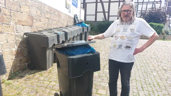 Andreas Wellmann aus Schwalenberg ist ver&auml;rgert, dass seine M&uuml;lltonne nicht geleert wurde. Auch am Hotel-Restaurant "Malkasten" stehen die noch vollen Tonnen an der Hauswand. - &copy; Michaela Wei&szlig;e