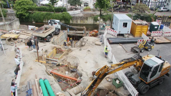 Das Fernw&auml;rmenetz in Bad Salzuflen soll weiter ausgebaut werden. Dieses Motiv zeigt eine Baustelle f&uuml;r die Verlegung von Fernw&auml;rme-Rohre in H&ouml;he der Salze im Jahr 2015. - &copy; Stefan Backe