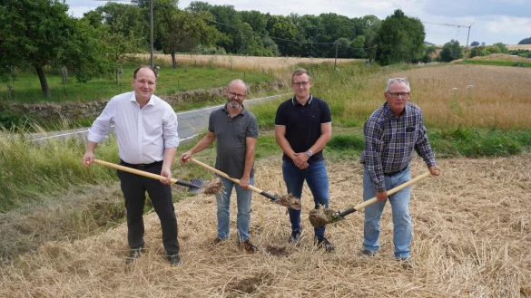 Bürgermeister Christoph Dolle, Detlef Wehrmann (Fachbereichsleiter für Bauen und Stadtentwicklung), Bauleiter Dennis Schoppmeier (Firma Heinrich Nolte) und Donops Ortsvorsteher Lothar Vogt setzen den lang ersehnten ersten Spatenstich. - © Michaela Weiße
