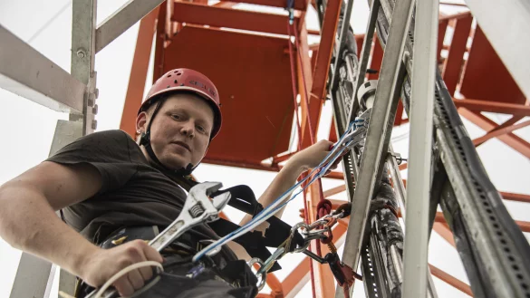 Dr. Christopher P&ouml;hlker bei der Arbeit am Turm der Forschungsstation. - &copy; Dom Jack