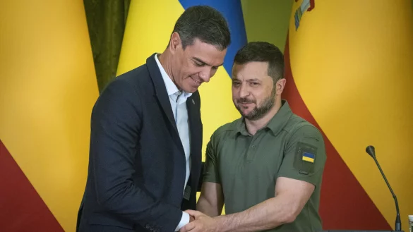 Pedro Sanchez (l), Premierminister von Spanien, hat bei seinem Besuch der Ukraine 55 Millionen Euro an neuen Hilfsgeldern zugesagt. - &copy; Efrem Lukatsky/dpa