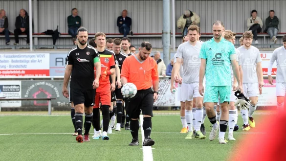 Auch in der neuen Saison gibt es f&uuml;r die beiden Bezirksligisten Blomberger SV (links) und TuS Lipperreihe ein Wiedersehen in der Staffel 3. - &copy; Oliver K&ouml;nig