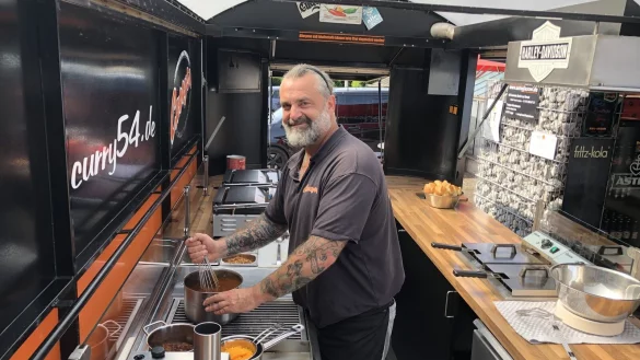 Stefan Drexhage, genannt "Curry" br&auml;t Burger und Wurst in einem umgebauten US-Wohnwagen. Jeden Freitag steht er an der Hauptstra&szlig;e in Holzhausen. - &copy; Sven Kienscherf