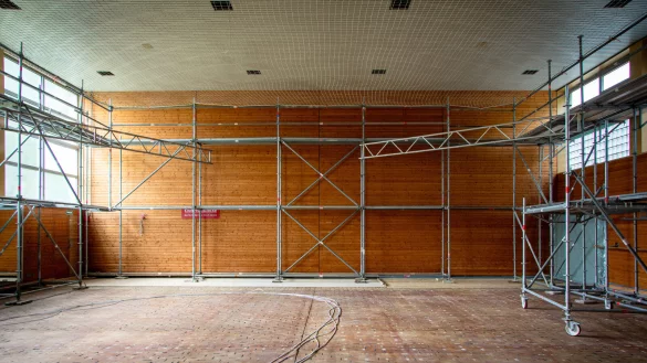 In den Turnhallen des Kunstturn-Leistungszentrums wird derzeit die komplette Lichtanlage ausgetauscht. Im Zuge der Arbeiten mussten auch etliche der Sportger&auml;te zwischengelagert werden. - &copy; Raphael Bartling