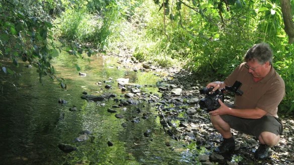 In seinem Element: Robin J&auml;hne filmt an der Wiembecke - &copy; Martin Hostert