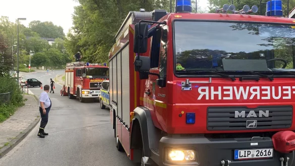 Die Blomberger Feuerwehr ist mit zahlreichen Einsatzkr&auml;ften anger&uuml;ckt. - &copy; Feuerwehr Blomberg