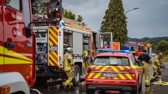 Einsatzkr&auml;fte und Fahrzeuge machen sich an der Einsatzstelle im "H&ouml;rster Bruch" bereit. - &copy; FreitagTV