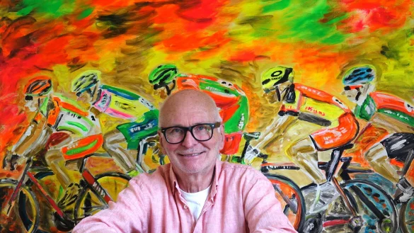 Sitzt hier vor seiner &bdquo;Tour-de-France&ldquo; Idee, agiert mit dem Pinsel aber eher im Stehen und an einer fest montierten Staffelei: Dieter Grote, Jahrgang 1953, verheiratet mit Angelika, malt unter dem Pseudonym E.Torg. - &copy; Axel B&uuml;rger