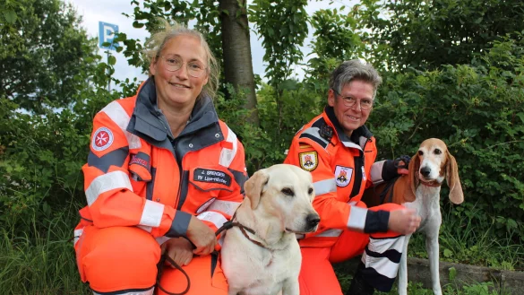 Jutta Sprenger (links) mit Labrador "Anouk" und Alexandra Kruppe mit Schwyzer Laufhund "Iva" trainieren regelm&auml;&szlig;ig zusammen. - &copy; Nico D&uuml;llmann