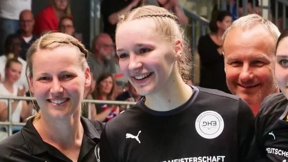 Nieke K&uuml;hne mit ihren DHB-Trainern Gisa Klaunig (links) und Christopher Nordmeyer. 
Foto: J&ouml;rg Hagemann - &copy; J&ouml;rg Hagemann