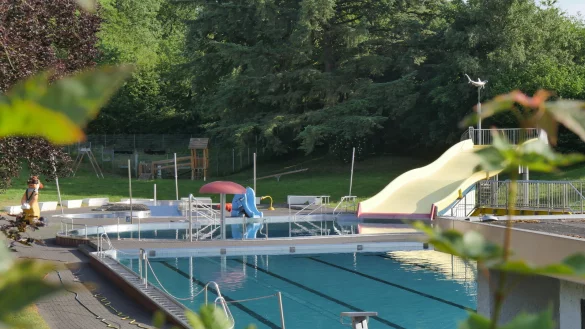 Das Wasser im Becken des Eggebads in Horn wird in dieser Saison keine Schwimmer mehr sehen. Wegen technischer Schwierigkeiten hat die Stadt entschieden, es diesen Sommer nicht mehr zu &ouml;ffnen. - &copy; Jost Wolf