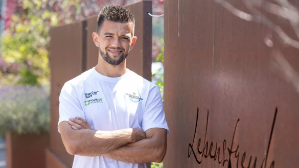 Das Motto "Lebensfreude", das auf dieser Metalltafel am Teamhotel in Tirol verewigt ist, passt zu Visar Musliu. Der SCP-Neuzugang hat stets ein L&auml;cheln auf den Lippen. - &copy; Oliver Krato